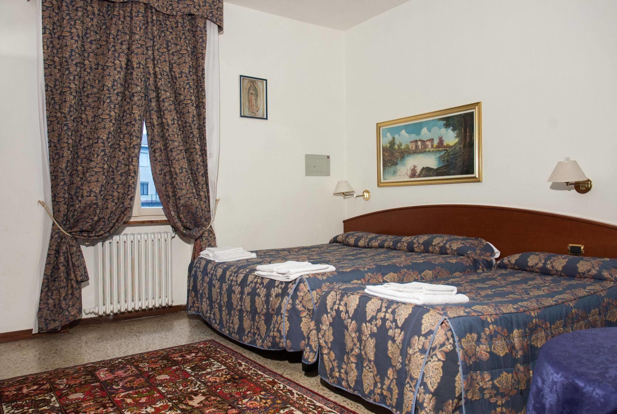 Vip Hotel П'яченца Екстер'єр фото